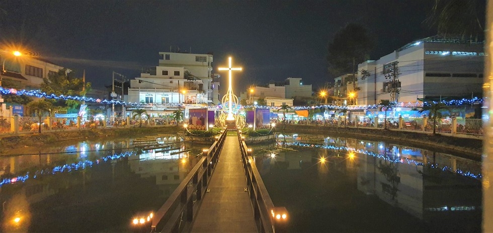 From alleys to streets, christmassy feeling fills the air